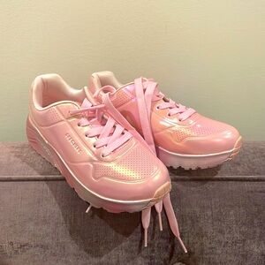 Sketchers Pink Metallic Sneakers. Air-cooled memory foam. Girls size 1.5